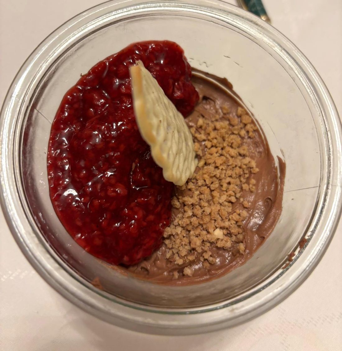 Schokoladenmousse im Weckglas mit Himbeerkompott, Nusskrokant und heller Tuile